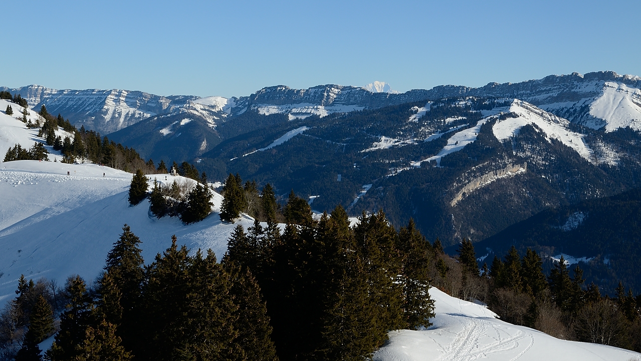 20171224-012-ColPorte.jpg - ... et un petit bout de Mont Blanc derriere les Rochers de Bellefond (Dent de Crolles)