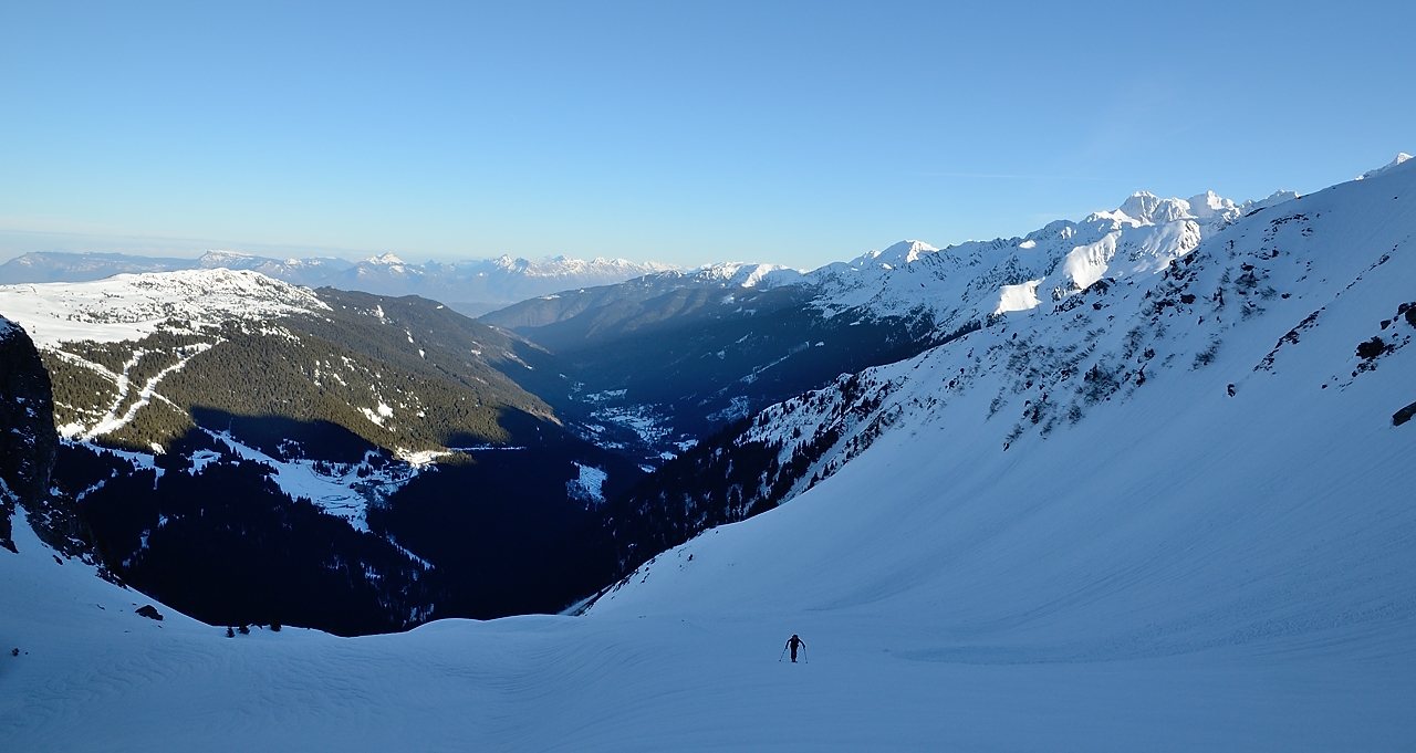20180106-001-BelleEtoile.jpg - Pour l'instant nous sommes seuls dans la montée. Il fait grand beau et on a une belle vue sur la vallée qui monte d'Allevard et à droite sur la Grande Valloire, Bec d'Arguille et tout ca ... on espere descendre ici au soleil ... mais pour cela faudra attendre le mois de mars, en janvier  pas le moindre rayon de soleil vient jusqu'ici