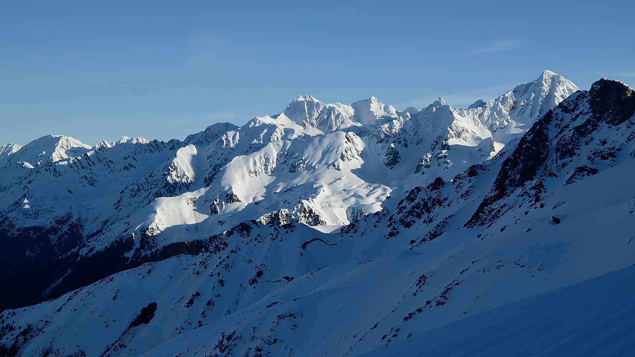 20180106-004-BelleEtoile.jpg - Vue un peu plus rapprochee, d'un peu plus haut sur les sommets surplombant la Combe Madame ...