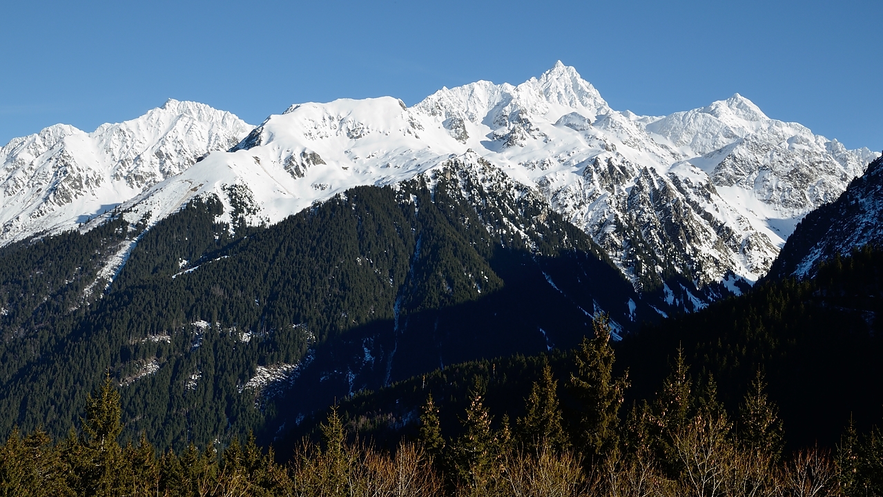 20180106-010-BelleEtoile.jpg - Les sommets surplombant la Combe Madame vus d'un autre angle, d'une terrasse au Pleynet (bière à la main) : je dirais le Bec d'Arguille et a droite peut-etre bien le Puys Gris ?