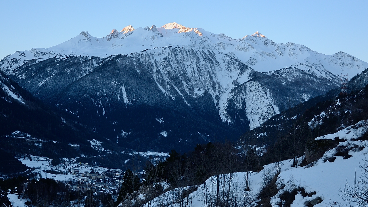 20180113-001-TeteNoire.jpg - Le massif du Mont Thabor au lever du soleil (au fond de la vallée, Modane)