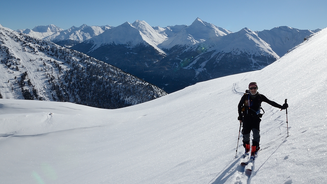 20180113-014-TeteNoire.jpg - On a quitté l'arête et on retrouve une neige d'abord légèrement moins dure, puis de plus en plus poudreuse, puis franchement molle à botter dans la dernière montée pleine sud --- arrière-plan : le vallon de la Scolette (a droite la Norma)