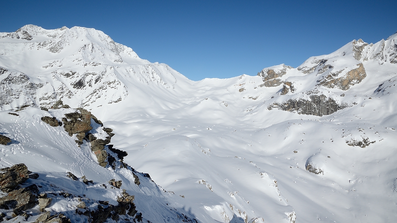 20180113-018-TeteNoire.jpg - Au sommet: le Col de la Chaviere avec à droite la Pointe de l'Echelle et à gauche L'Aiguille de Polset 