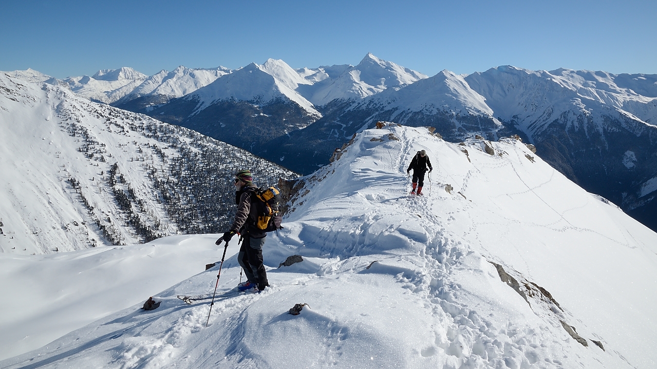 20180113-020-TeteNoire.jpg - Juste quand on s'apprete de quitter l'arete pour se lancer dans la pente, le gars en raquete arrive .. il a du galerer un peu sur l'arete, nous on a contournee par le bas