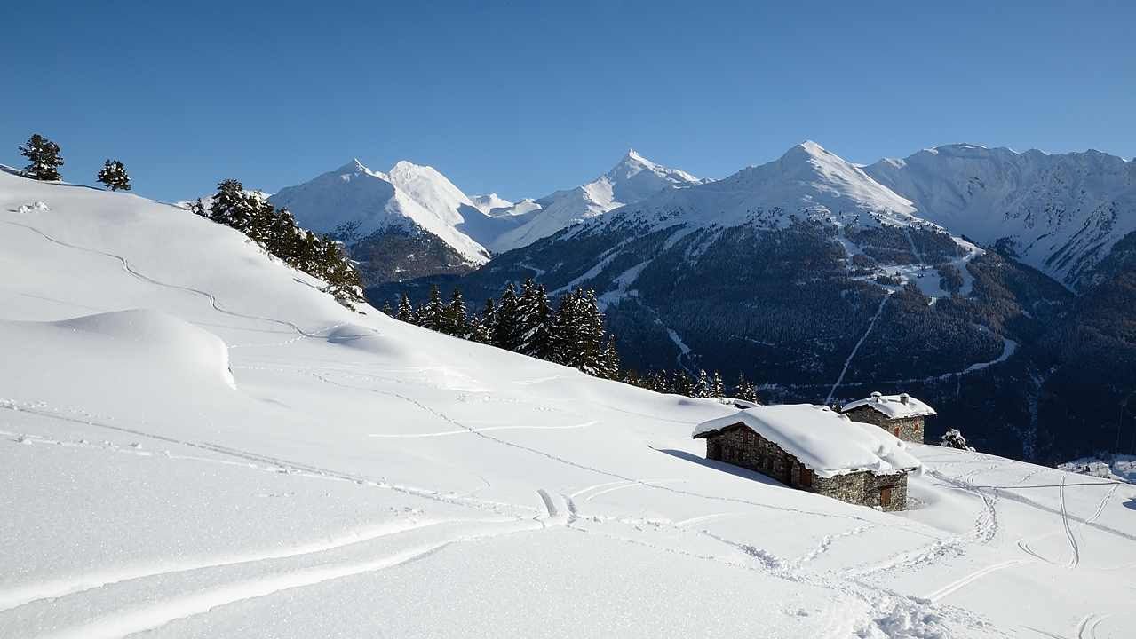 20180113-041-TeteNoire.jpg - Descente entre les chalets (magnifiquement retapés) de la clairière ... et en face la station de la Norma (avec le sommet du même nom) et à gauche  le vallon de l'Aiguille de Scolette avec son beau sommet 