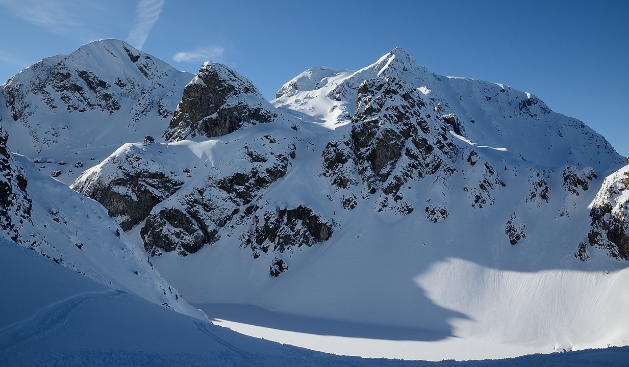 20180128-015-Col-du-Loup.jpg - D'un peu plus haut : maintenant on voit aussi le Grand Colon à droite ... et en bas, le lac bien au soleil