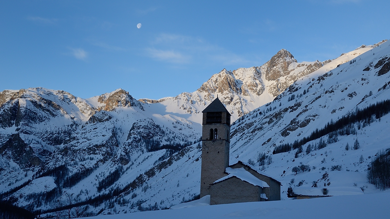 20180204-003-PteBasseMary.jpg - L'église est un peu au-dessus du village, toujours le Pic de Panestrel en arrière-plan