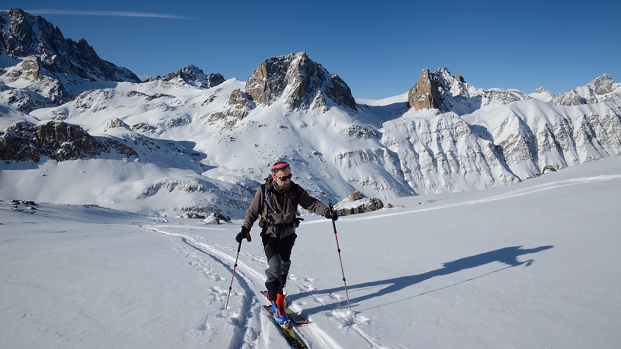 20180204-008-PteBasseMary.jpg - Encore plus haut, au Plateau de Tuissier ou presque, on voit en plus de la Tête de Miejour, l'Aiguille Pierre André et l'Aiguille Large aussi l'Aiguille de Chambeyran (tout à gauche, plus haut)