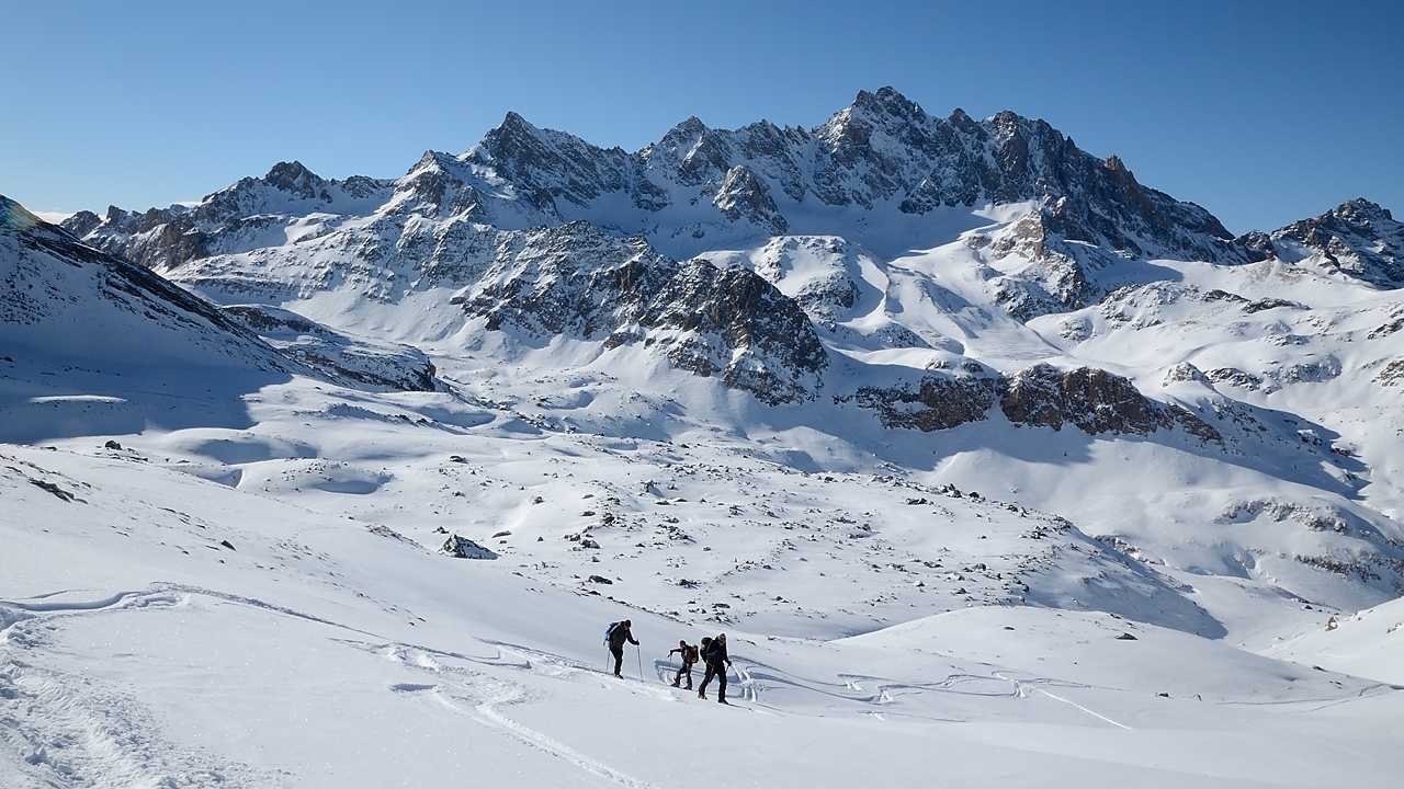 20180204-011-PteBasseMary.jpg - Encore un peu plus haut : on reconnait bien la Roche Noire au-dessus fond du vallon, puis au-dessus cela doit toujours être l'Aiguille de Chamberon plutôt vers la droite, puis a gauche p.e. la Pointe des Cirques .. puis on devine le Col Mary completement à gauche