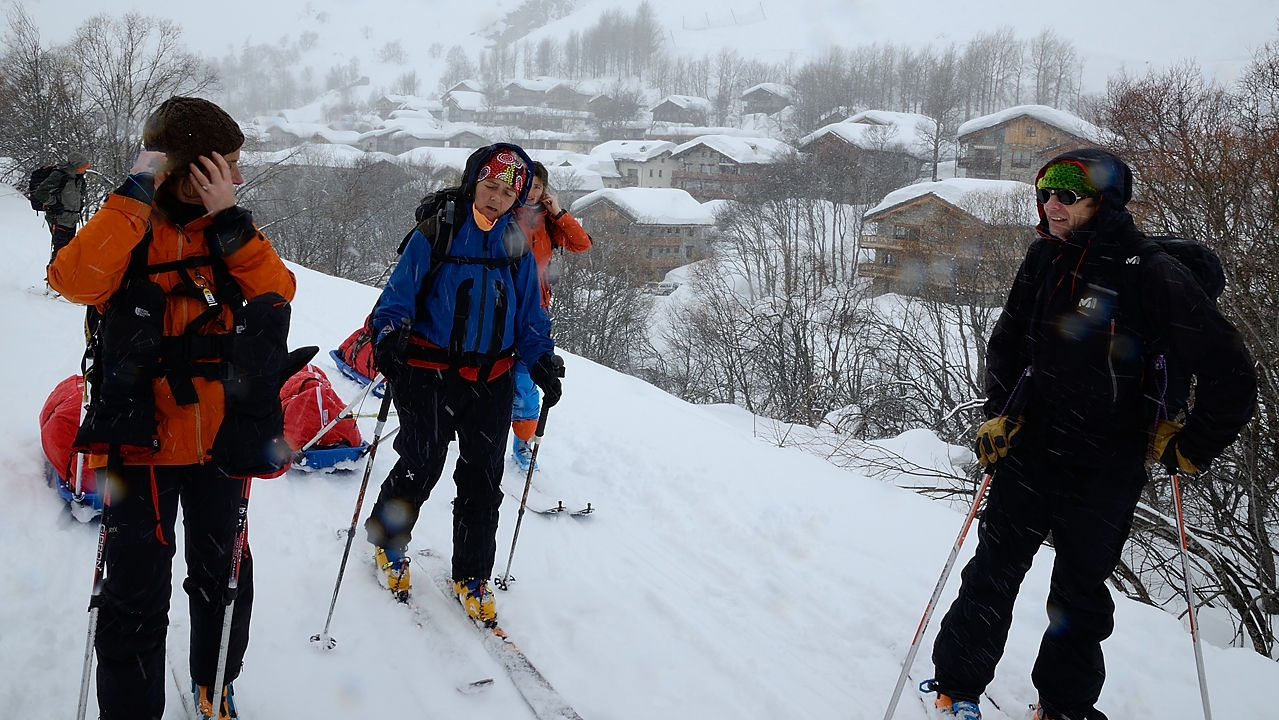 20180317-020-Bonneval.jpg - C'est parti ! ... tractage des pulkas sur la route de l'Ecot et sous les flocons