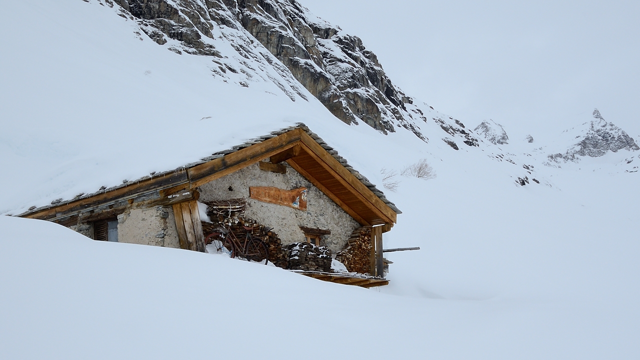 20180318-041-Bonneval.jpg - C'est parti : chalet sous la neige jusqu'au balcon ... vous vous souvenez de celui la ? avec le vélo (voir http://picchio.free.fr/Album-Montagne/2016-03-19+20-ColGirard/slides/20160319-015-ColGirard.html et http://picchio.free.fr/Album-Montagne/2017-06-02+3-Levanna/slides/20170602-001-Levanna.html )