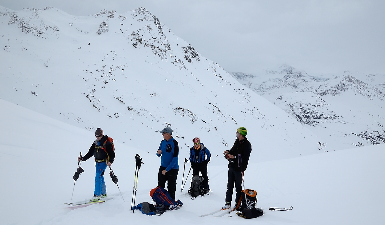 20180318-043-Bonneval.jpg - Petite pause pour rassembler les troupes ... le soleil n'est jamais loin ... un moment on devine l'Albaron au loin, mais les Chiamarella restent bien cachées toute la journée