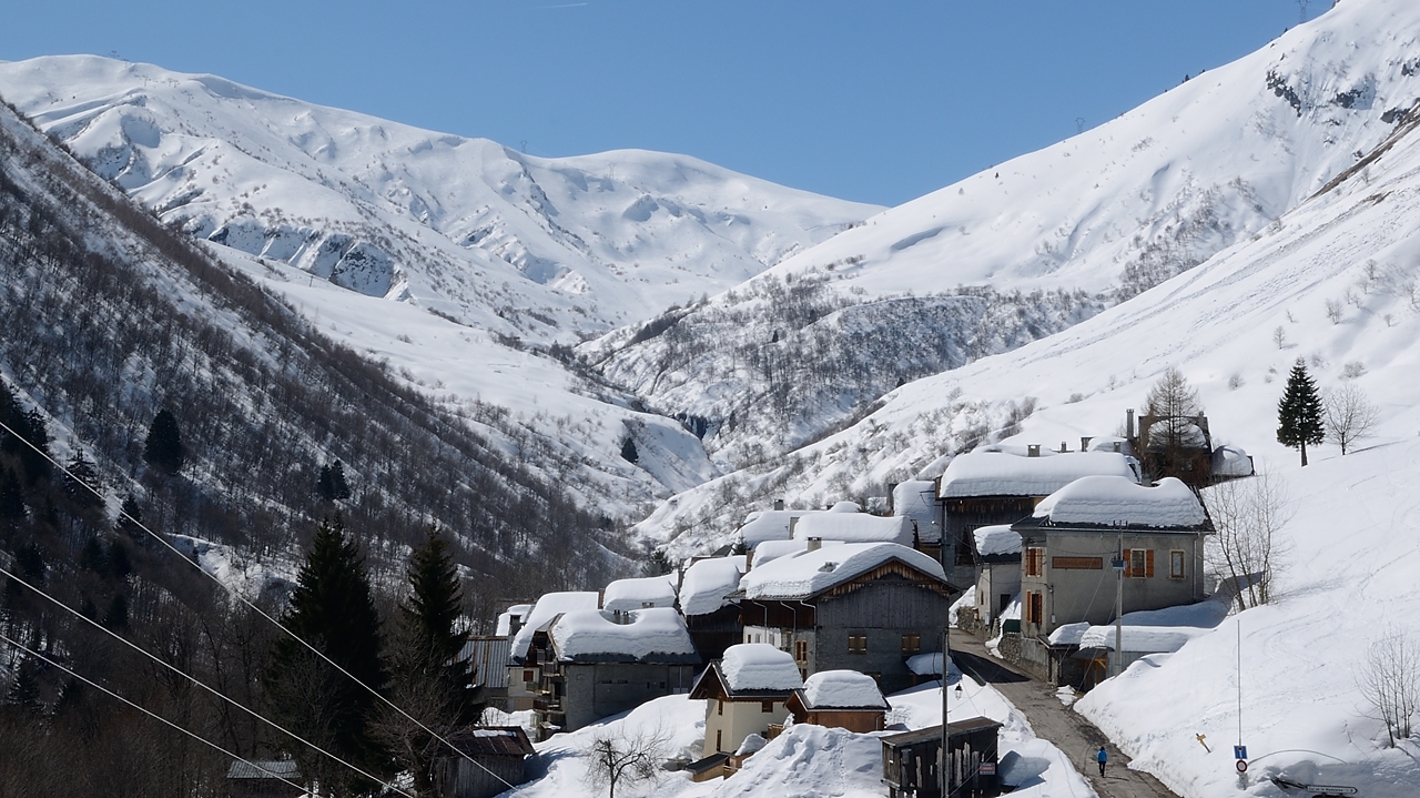 20180324-017-PortesMontmelian.jpg - Celliers-Dessus et au loin le Col de la Madeleine  vus du parking ...