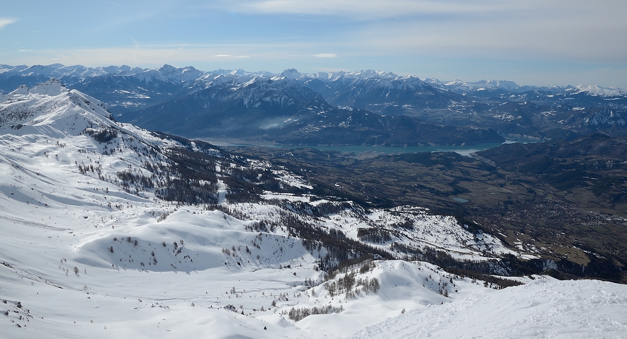 20180402-010-Piolit.jpg -  ...  vers le sud/est, le Lac de Serreponcon et l'itineraire sud pour le Piolit par le Col de Chorges ... qui se descend encore jusqu'en bas