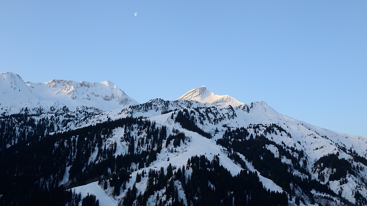 20180407-001-LegetteMirantin.jpg - Au départ : vue sur les pistes du Planey et le Grand Mont au fond à droite