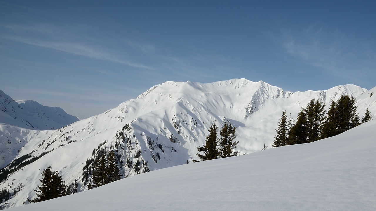20180407-011-LegetteMirantin.jpg - En face, la Grande Journée (qui se monte  de l'autre côté en faisant un grand tour) et Le Pic de la Vache Rouge ... tout le long de l'arête il y a des corniches absolument impressionnantes ...