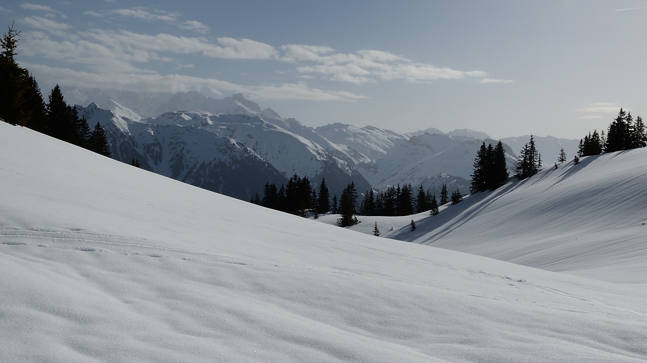 20180407-017-LegetteMirantin.jpg - A la fin de la première descente (en excellente neige de printemps ... en choisissant bien son exposition) et au fond le Mont Blanc qui est caché depuis le matin