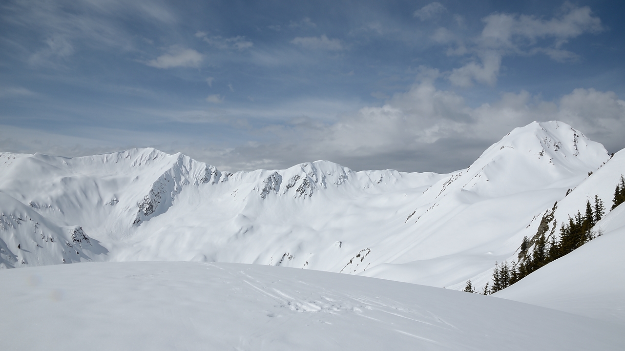 20180407-020-LegetteMirantin.jpg - De retour sur notre première bosse: du Mont Mirantin (a droite) jusqu'a la Grande Journée ... on remarquera qu'à l'ouest les nuages sont bien présentes maintenant (on voit maintenant presque mieux les corniches, surtout sur la gauche, elles sont énormes)