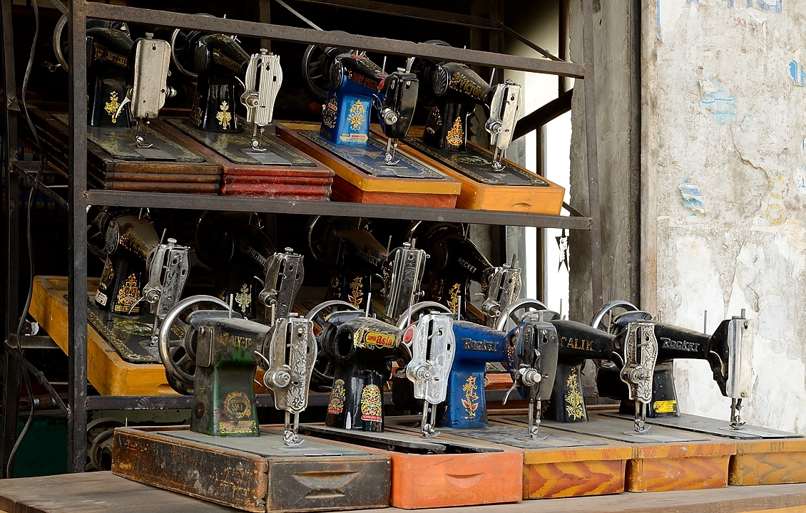 2016-04-16-070-VisiteSkardu.jpg - vendeur de machines a coudre manuelles ; c'est celles-ci qu'on voit dans les ateliers de couture