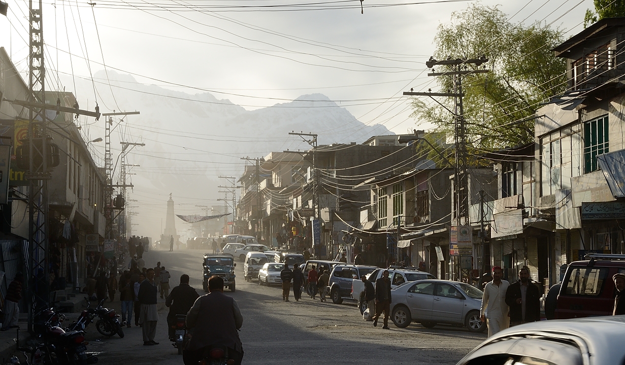 2016-04-16-088-VisiteSkardu.jpg - Autre vue du bazar de Skardu ... vent de sable du désert