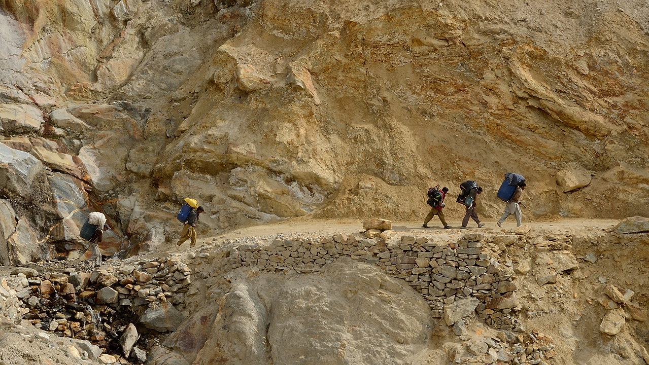 2016-04-19-0231-Trek-AskoleJula.jpg - Jour 1: A peine 1km apres Askole