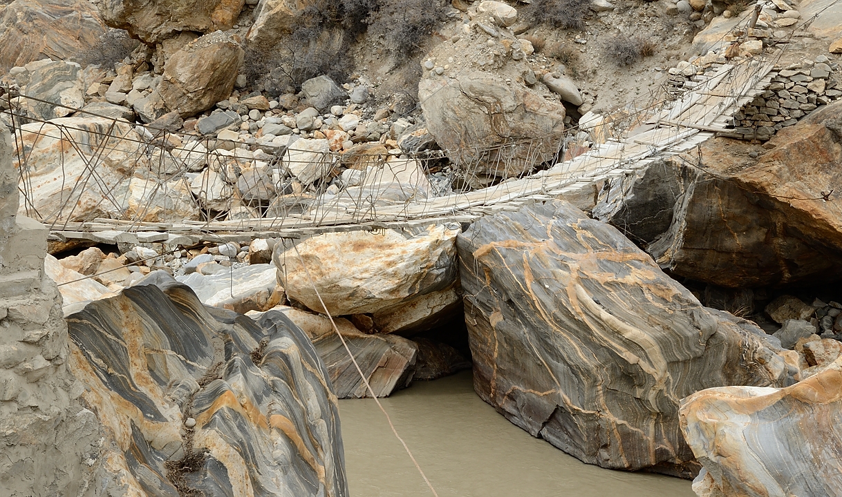 2016-04-19-0236-Trek-AskoleJula.jpg - Pont sur le torrent venant du Glacier Biafo