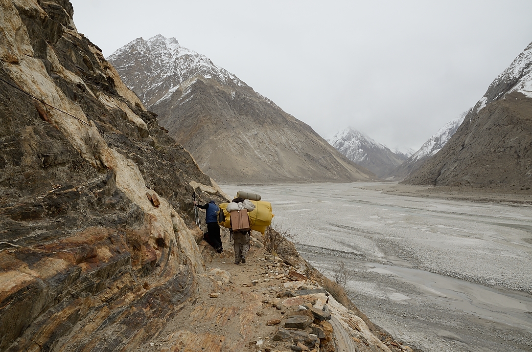 2016-04-19-0257-Trek-AskoleJula.jpg - Le chemin est taillé dans la roche car d'ici un mois la riviere interdira le passage en bas ...