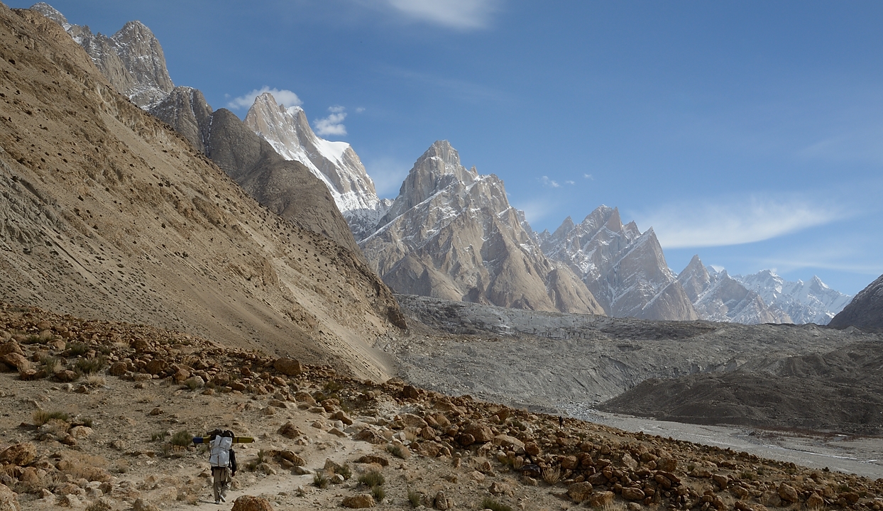 2016-04-21-0331-Trek-PayuRobutse.jpg - Vue vers le haut de la vallée et Trango, Cathedral et Lobsang