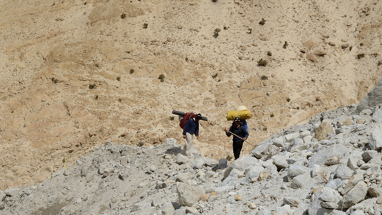 2016-04-21-0346-Trek-PayuRobutse.jpg - Hard work for the porters