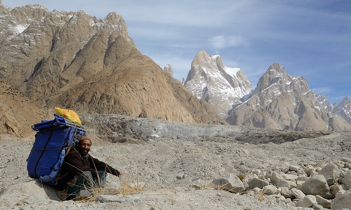 2016-04-21-0352-Trek-PayuRobutse.jpg -  ... and one starts guessing the famous "Nameless" Tower in the Trango Group