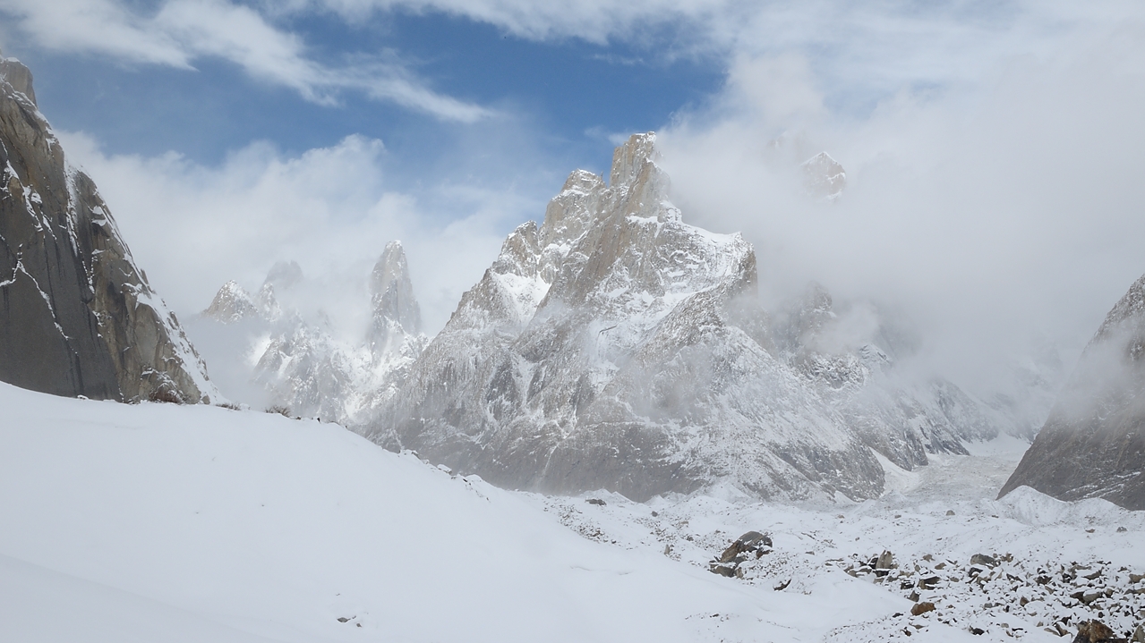 2016-04-22-0417-Trek-RobutseSki.jpg - Non loin de Urdukas, le brouillard se leve enfin : vue sur Trango, plus loin la Tour Uli Biaho, et tout au fond cela doit donc etre Payu Peak