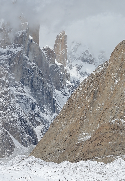 2016-04-22-0428-Trek-RobutseSki.jpg -  ... un peu plus en arriere le tours Trango