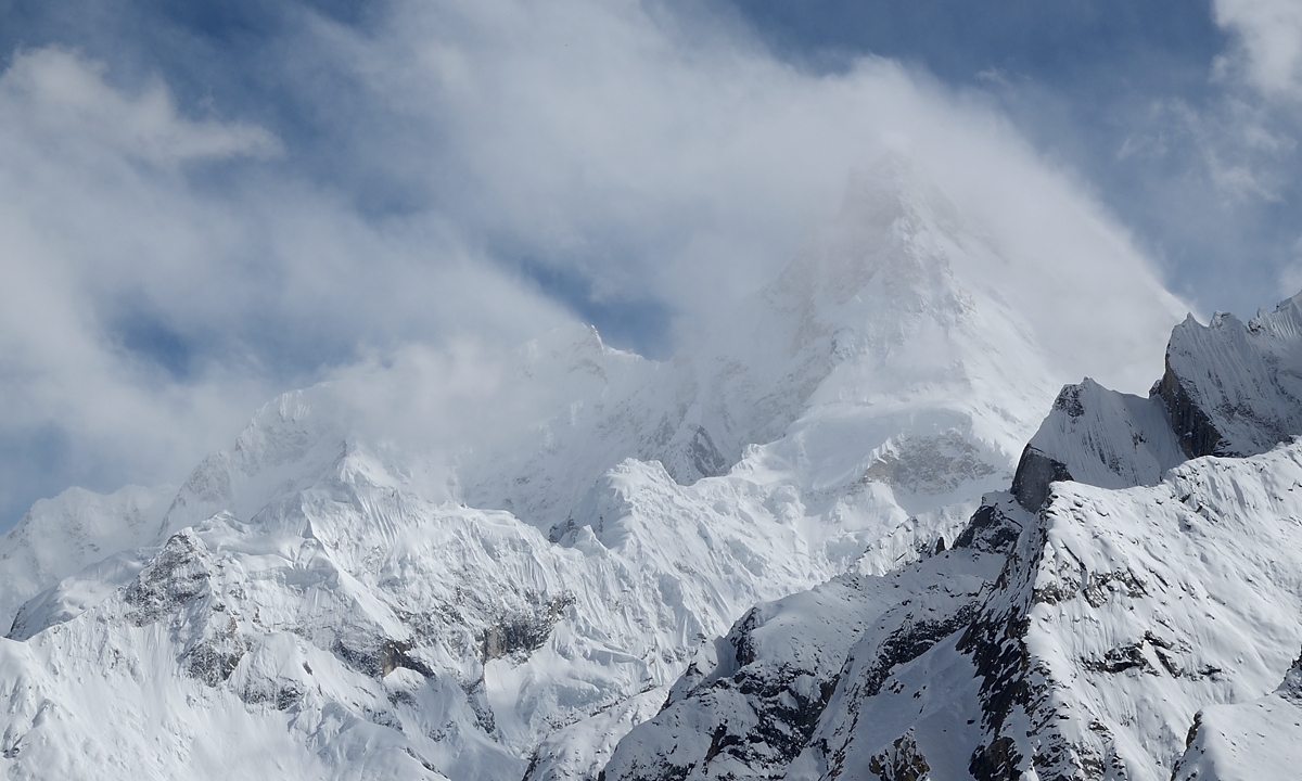 2016-04-22-0462-Trek-RobutseSki.jpg - Le Masherbrum (7821m) joue au cache-cache avec nous (vu de l'endroit ou on met les skis)