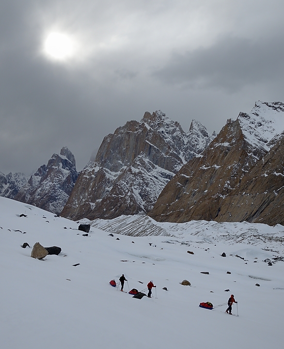 2016-04-22-0471-Trek-RobutseSki.jpg - Le trio Lobsang, Cathedrale et Trango sous un ciel bien menacant
