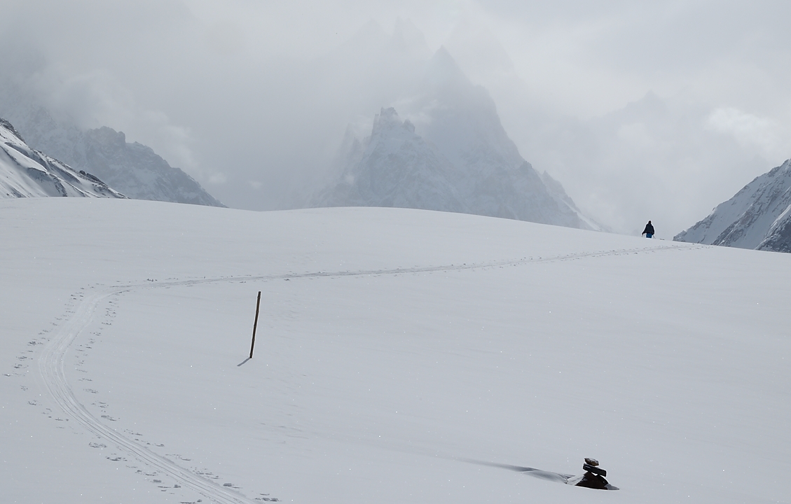 2016-04-24-0531-Ski-Baltoro-j3.jpg -   ... mais ca reste bouche vers le haut dee la vallée ... on devine seulement le Gasherbrum