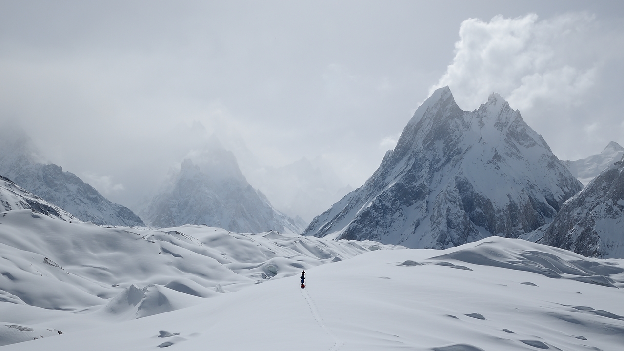 2016-04-24-0533-Ski-Baltoro-j3.jpg - Le Mitre de plus pres ; a gauche le Gasherbrum dans la brume