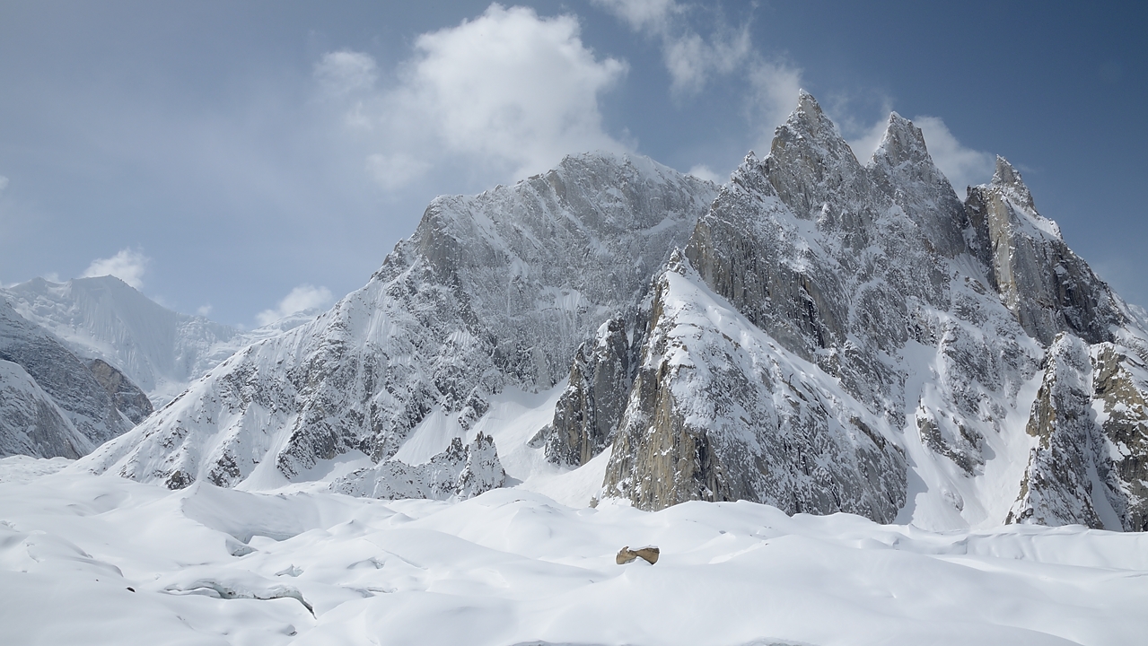 2016-04-24-0542-Ski-Baltoro-j3.jpg - Des aiguilles dans le groupe du Biarchedi Peak et a gauche le Biarchedi Glacier