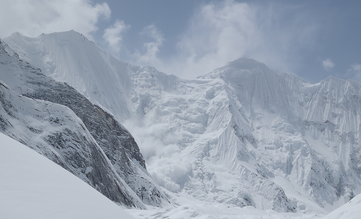 2016-04-24-0551-Ski-Baltoro-j3.jpg - Belle avalanche au-dessus du Biarchedi Glacier