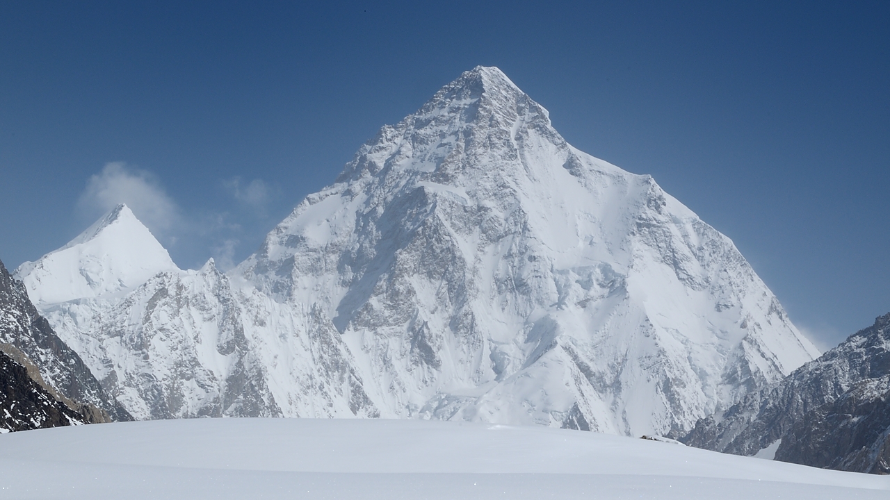 2016-04-25-0604-Ski-Baltoro-j4.jpg -  ...  enfin, sa Majeste, le K2 (8611m) et a gauche le Angel Peak, aussi appelé "mother of K2"