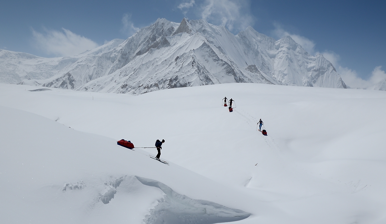 2016-04-25-0623-Ski-Baltoro-j4.jpg - A droite le Vigne Glacier et a  gauche Chogolisa Glacier et au milieu le debut des Vigne Peak