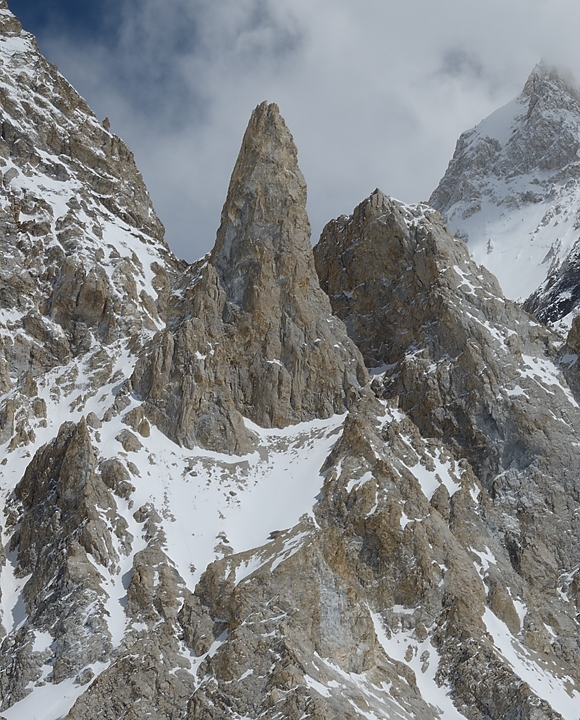 2016-04-25-0632-Ski-Baltoro-j4.jpg - Petite aiguille de rien du tout au pied du Gasherbrum 7 (presente sur un bon nombre des photos)