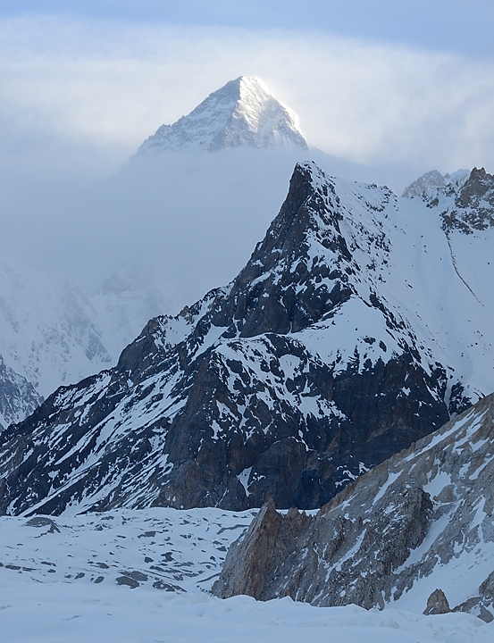 2016-04-26-0645-Ski-Baltoro-j5.jpg - Day 8 : K2 seen from Shaqring Camp shortly after sunrise on a somewhat hazy day
