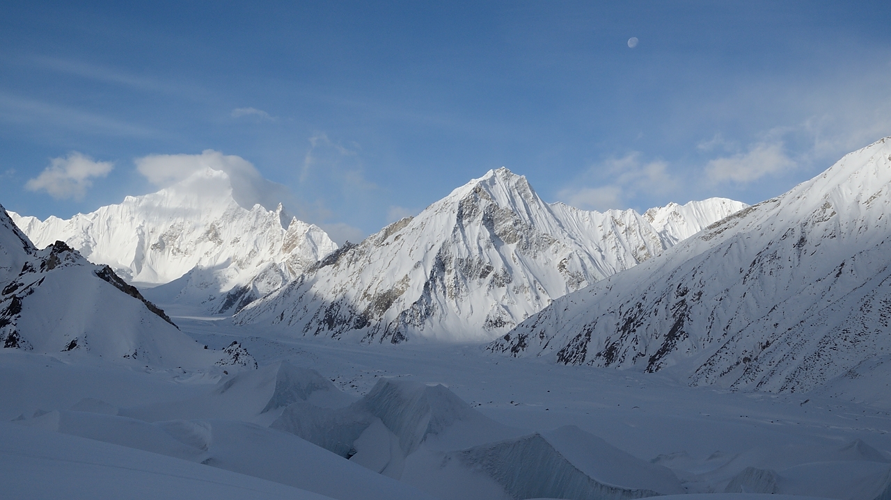 2016-04-26-0649-Ski-Baltoro-j5.jpg - Vue sur le Vigne Glacier ; au fond ce serait donc le Tasa Peak et devant des sommets sans noms sur mes cartes ; tout a fait a gauche au fond le Vigne Col ?
