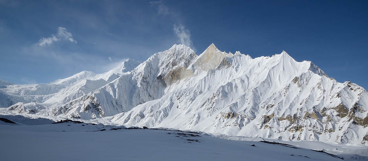 2016-04-26-0655-Ski-Baltoro-j5.jpg - A more global picture: Vigne Peak and on the left Chogolisa Glacier and Snow Dome