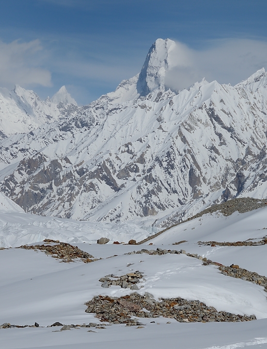 2016-04-26-0679-Ski-Baltoro-j5.jpg - Maintenant on la voit mieux, cette impressionnante Muztagh Tower (7283m)