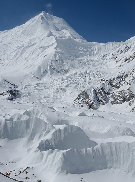 2016-04-26-0680-Ski-Baltoro-j5.jpg - Cela devrait etre Chogolisa (7668m) bien enneige ... ou au moins l'arete nord qui y mene