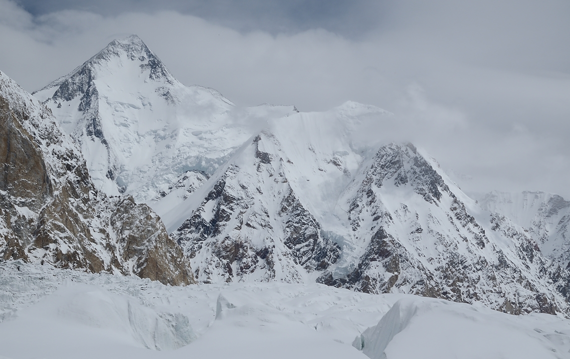 2016-04-26-0689-Ski-Baltoro-j5.jpg - Gasherbrum 1 also called Hidden Peak (8068m) juste a temps avant qu'il disparaisse dans la brume