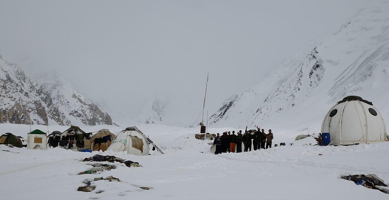 2016-04-26-0703-Ski-Baltoro-j5.jpg - Warmly welcomed at the military camp on the Abruzzi Glacier .. to be precise, this is the good bye ; on arrival we are welcomed with some suspicion -- or is it just surprise ? -- anyway, the ice quickly breaks ...