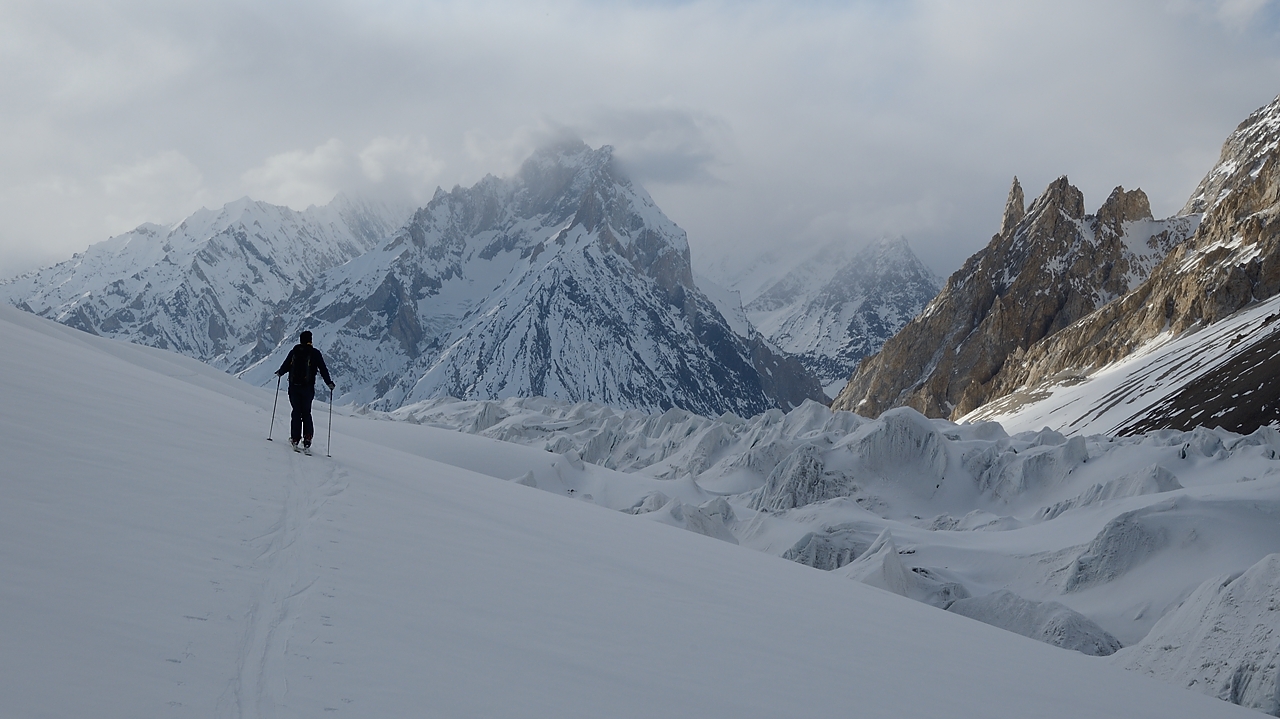 2016-04-26-0709-Ski-Baltoro-j5.jpg - Presque de retour au camp vers Shaqring : a gauche le Marble Peak et  a droite les aiguilles rocheuses au pied du Gasherbrum 7