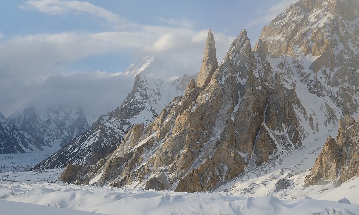 2016-04-26-0711-Ski-Baltoro-j5.jpg - Le soleil revient  juste avant de se coucher : encore les petites aiguilles au pied du Gasherbrum 7 et au fond on devine le K2